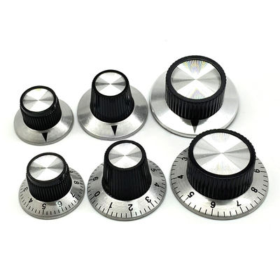 Zilveren aluminium knop 37 mm diameter met nummer 0-10 schachtgat 6.4 mm knop